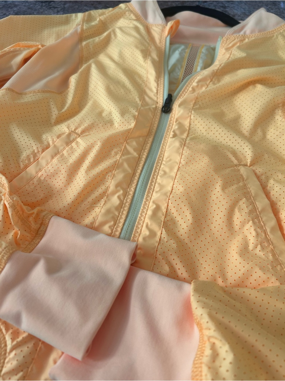 Lululemon light run jacket 
Reversible sz 4 euc - Picture 3 of 9